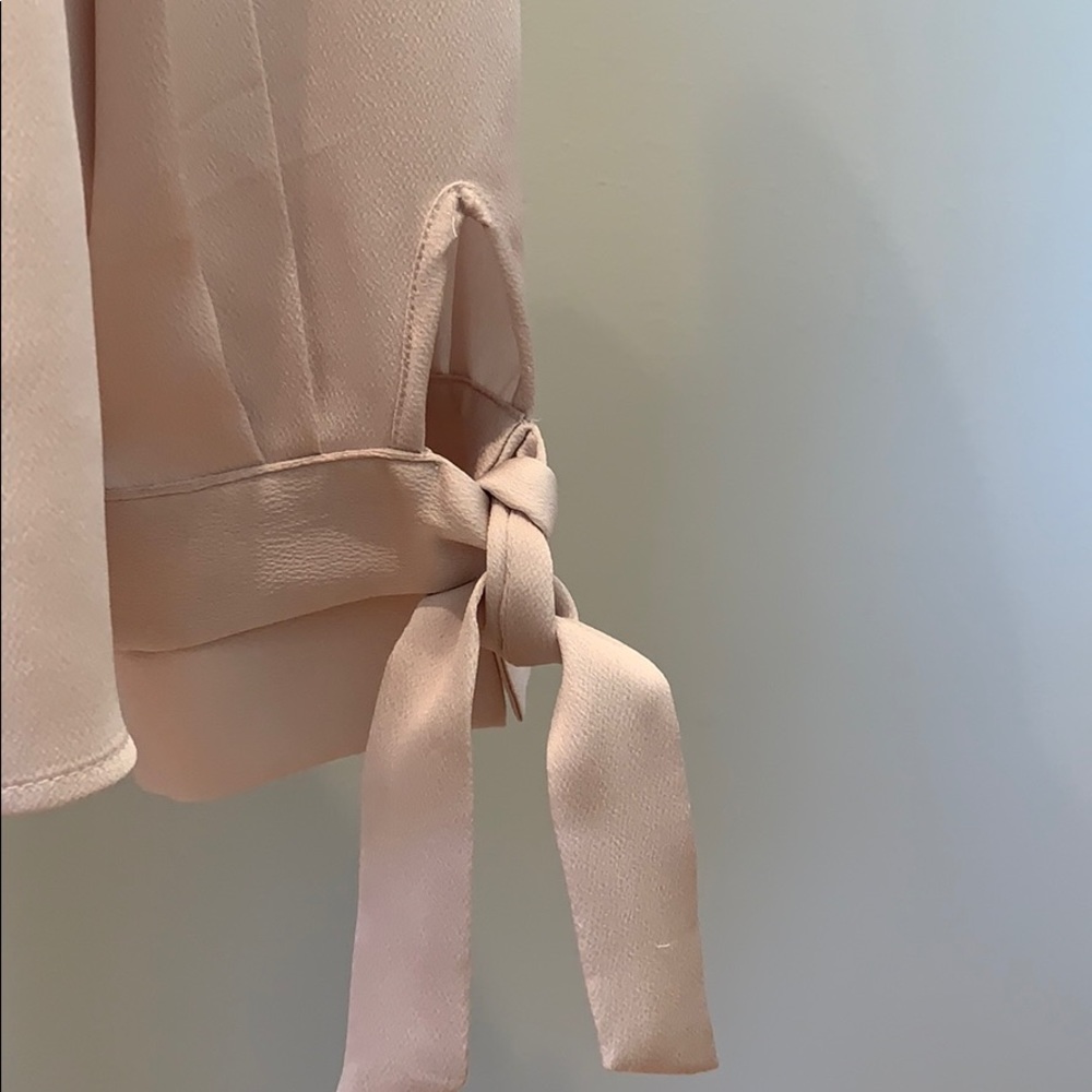 Banana Republic champagne colored v neck blouse - Picture 4 of 6